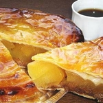 青森県産　ふじりんごをたっぷり使った　手作り　アップルパイ