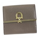 Ferragamo（フェラガモ） 二つ折り財布（小銭入れ付） GANCINI ICONA VITTEL 224639 557323 DEEP TAUPE
