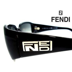 Fendi(フェンディ) サングラス SUN5042J-001 スモークグラデーション×ブラック