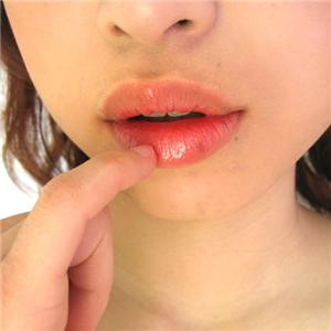 恋の悩みに唇ケア「艶桜リップグロス」