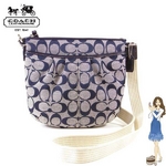Coach(コーチ) バッグ シグネチャー プリーテッド スウィングパック ネイビー 42835
