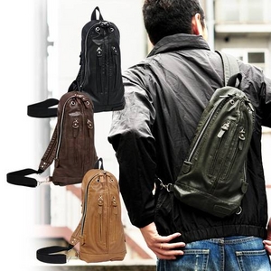 ヴィンテージ感あるフェイクレザーが特徴的 左右の両肩対応のリュック型ボディバッグ ブラック