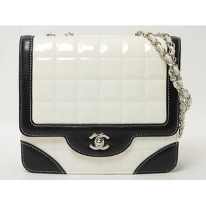 【現品限り】CHANEL(シャネル) チョコバー チェーンショルダー エナメル 白/黒 【中古B】