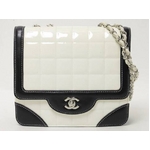 【現品限り】CHANEL（シャネル） チョコバー チェーンショルダー エナメル 白／黒 【中古B】