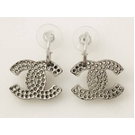 【現品限り】CHANEL（シャネル） ピアス 03年 パンチングロゴ 【中古A】