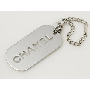 【美品 現品限り】 CHANEL ［シャネル］ キーチェーン　ドッグタグ　ロゴプレート　シルバー　 【新品同様】