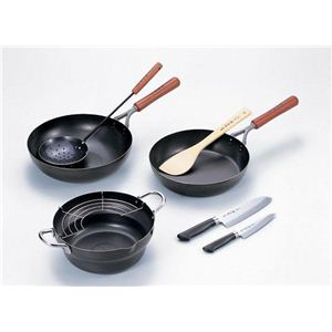 THT-1500 譚彦彬（タン ヒコアキ）厳選 鉄製調理道具＆包丁セット（いため鍋28cm・天ぷら鍋24cm・フライパン26cm・三徳包丁・ぺティナイフ）（半月アミ・竹べら・スキンマー付）