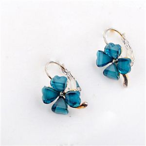 鮮やかなブルーカラーのピアス