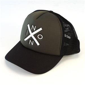 NIXON（ニクソン） Exchange trucker Hat ロゴ刺繍入り メッシュ キャップ 帽子 2カラー ブラック／カーキグリーン C1617 1089 Surplus／Black