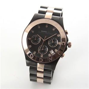 MARC BY MARC JACOBS（マークバイマークジェイコブス） ロゴベゼルとラインストーンインデックスがキュート ブラック＆ピンクゴールドカラーのクロノグラフ・ウオッチ MBM3180