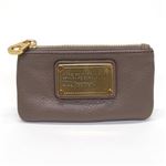 MARC BY MARC JACOBS（マークバイマークジェイコブス） Classic Q Core Key Pouch キーリング付 コインケース マルチポーチ グレイッシュベージュ系 ≪2013AW≫ M0001283 81474 ROOTBEER