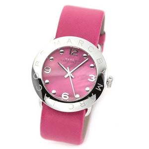 MARC BY MARC JACOBS（マークバイマークジェイコブス） コロンと丸みを帯びたロゴベゼルが可愛い、チョイ大きめレザーストラップ・ウオッチ MBM1286