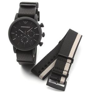 Emporio Armani（エンポリオ・アルマーニ） マットブラック仕上げのクロノグラフ。替え用ナイロンストラップ付。 AR1782