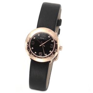MARC BY MARC JACOBS（マークバイマークジェイコブス） コロンと丸みを帯びたケースとロゴインデックスが可愛い、ミニサイズのレディス・レザーストラップ・ウオッチ MBM1227
