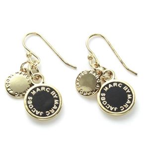 MARC BY MARC JACOBS（マークバイマークジェイコブス） Classic Marc Enamel Discs Earrings クラシックマーク エナメル ロゴ ディスク ピアス M3PE542-062 80357 BLACK／ORO