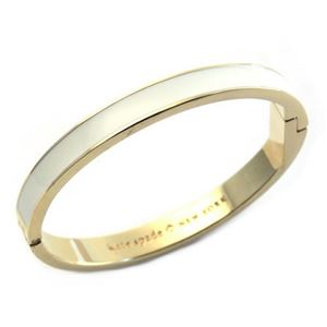 KATE SPADE（ケイトスペード） IDIOM BANGLES Hinged 内側にさりげなく刻印された「CRENE DE LA CREME」のロゴがキュートなエナメル・バングル WBRU7920-142