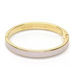 KATE SPADE（ケイトスペード） IDIOM BANGLES Hinged 内側にさりげなく刻印された「MAKE ME BLUSH」のロゴがキュートなエナメル・バングル WBRU7601-671