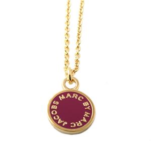 MARC BY MARC JACOBS（マークバイマークジェイコブス） M0003549-607 GARNET Classic Marc Enamel Discs Pendant クラシックマーク エナメル ロゴ ディスク ペンダント ネックレス