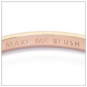 Kate Spade(ケイトスペード)WBRU9703-704 IDIOM BANGLES 内側にさりげなく刻印された「MAKE ME BLUSH」のロゴがキュートなクリスタル・パヴェ バングル