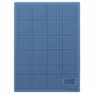 （まとめ） ライオン事務器 カッティングマット再生PVC製 両面使用 300×220×2.5mm ブルー CM-3050 1枚 【×5セット】