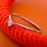 【鑑別書付】プラチナPT950　天然ダイヤリング　ダイヤ0.05ct　アイスブルーダイヤ0.01ct　ハート&キューピット（H&C） 13号　Hアップ　SIアップ　V字モチーフ