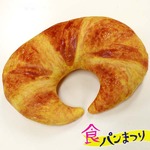 パンそっくりなクッション　■こだわり触感のしっとりクロワッサンクッション